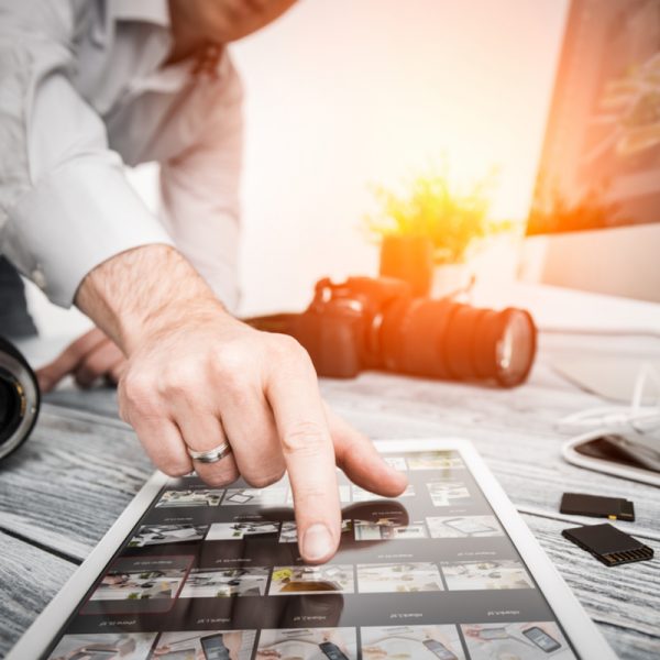 customer_choosing_one_trend_in_tablet